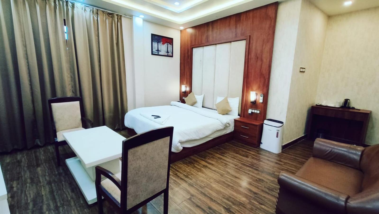 V Square Airport Hotel Lucknow Exterior foto