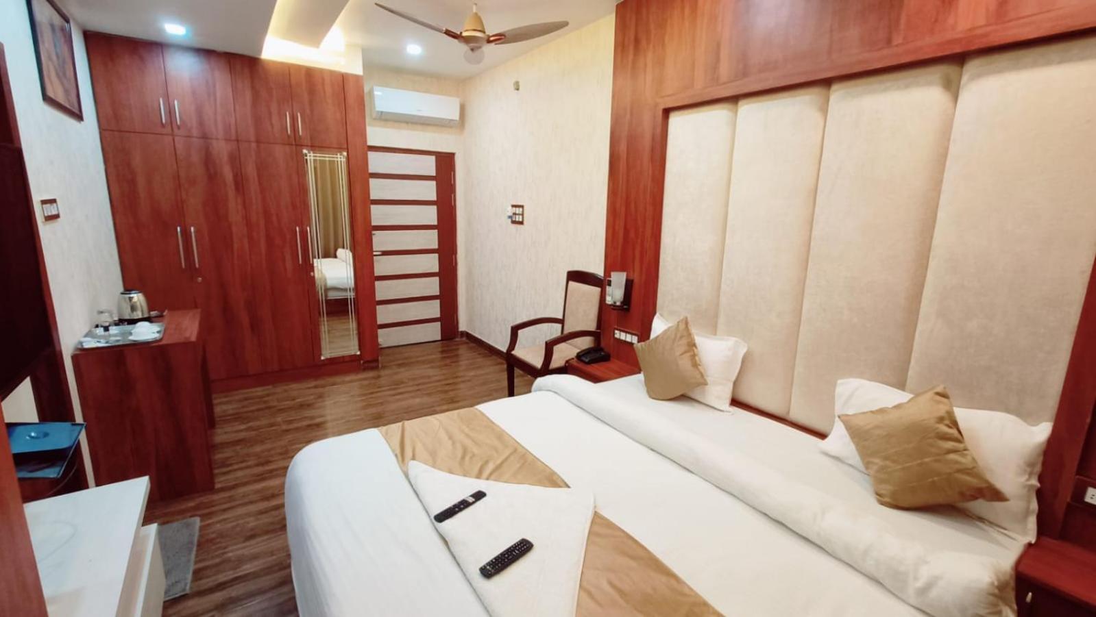 V Square Airport Hotel Lucknow Exterior foto