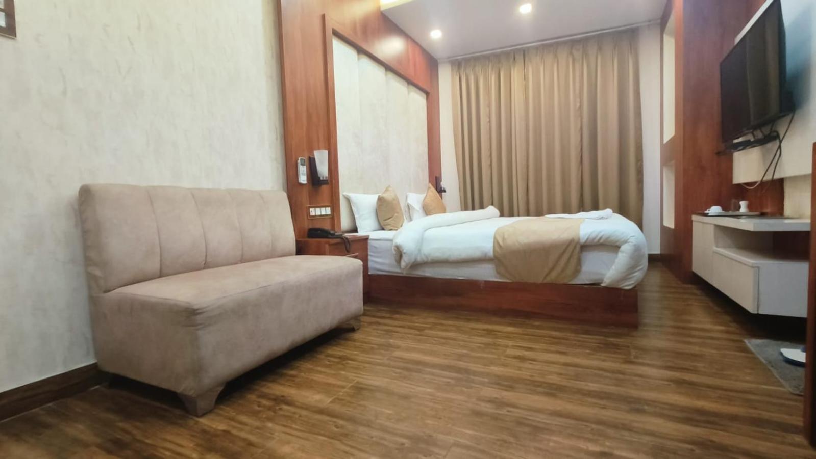 V Square Airport Hotel Lucknow Exterior foto