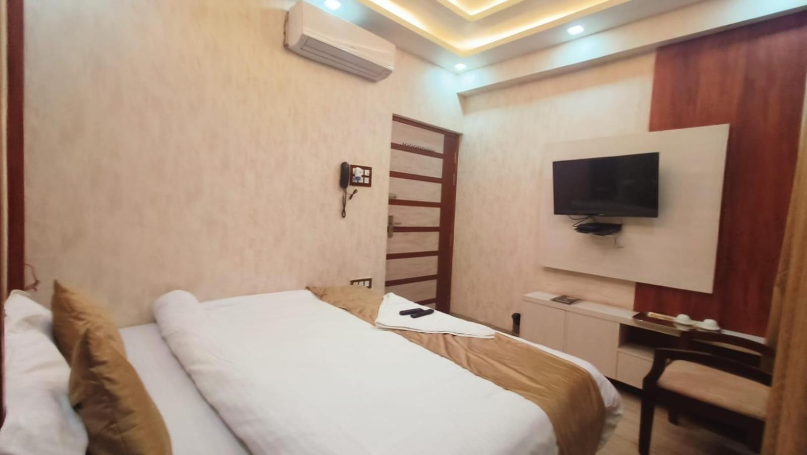 V Square Airport Hotel Lucknow Exterior foto