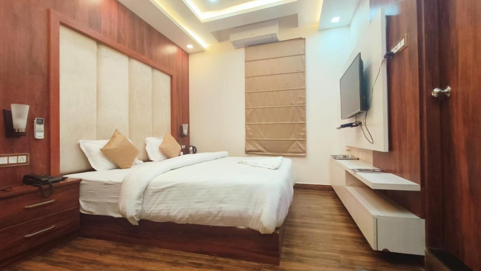 V Square Airport Hotel Lucknow Exterior foto