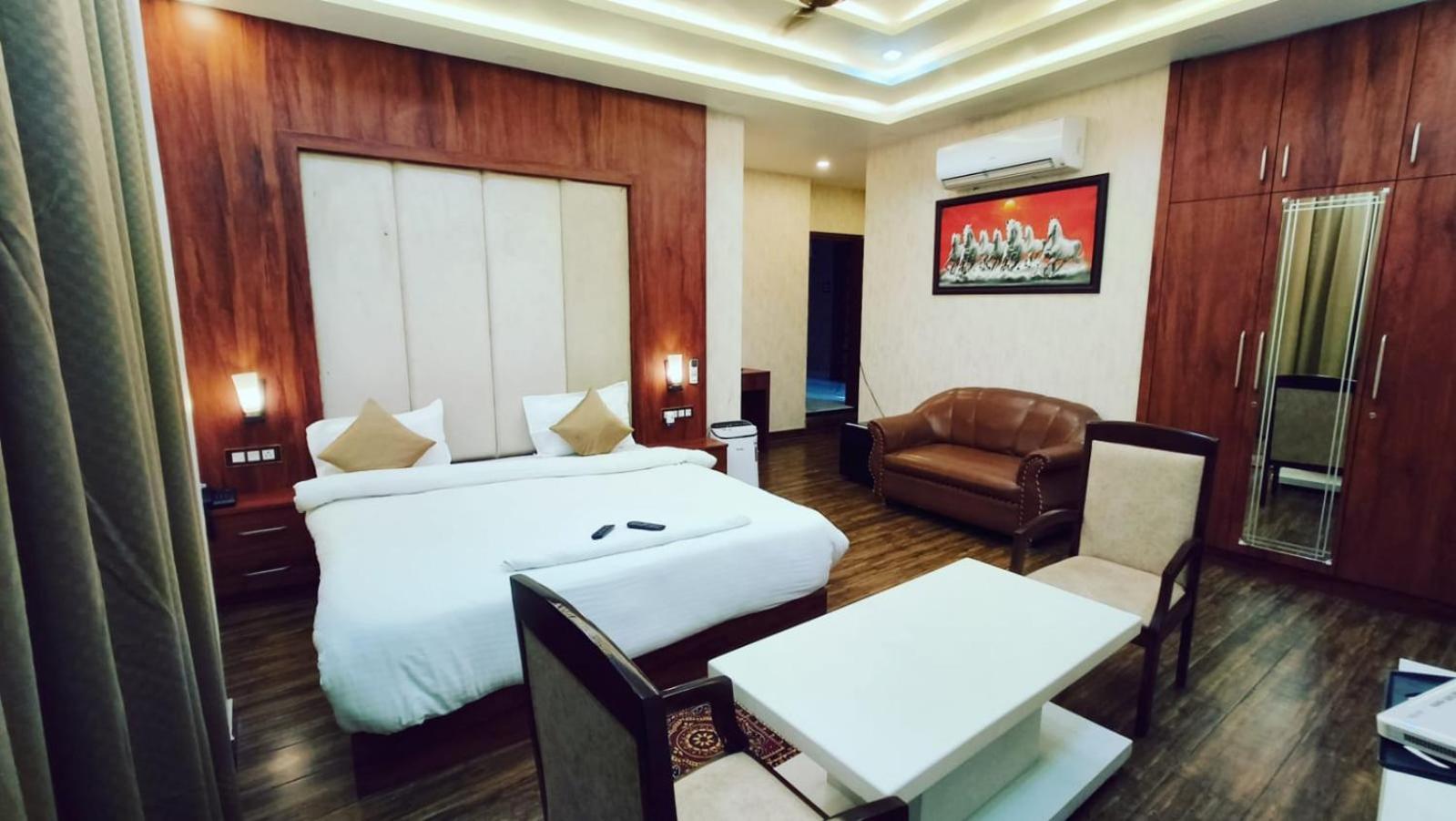 V Square Airport Hotel Lucknow Exterior foto